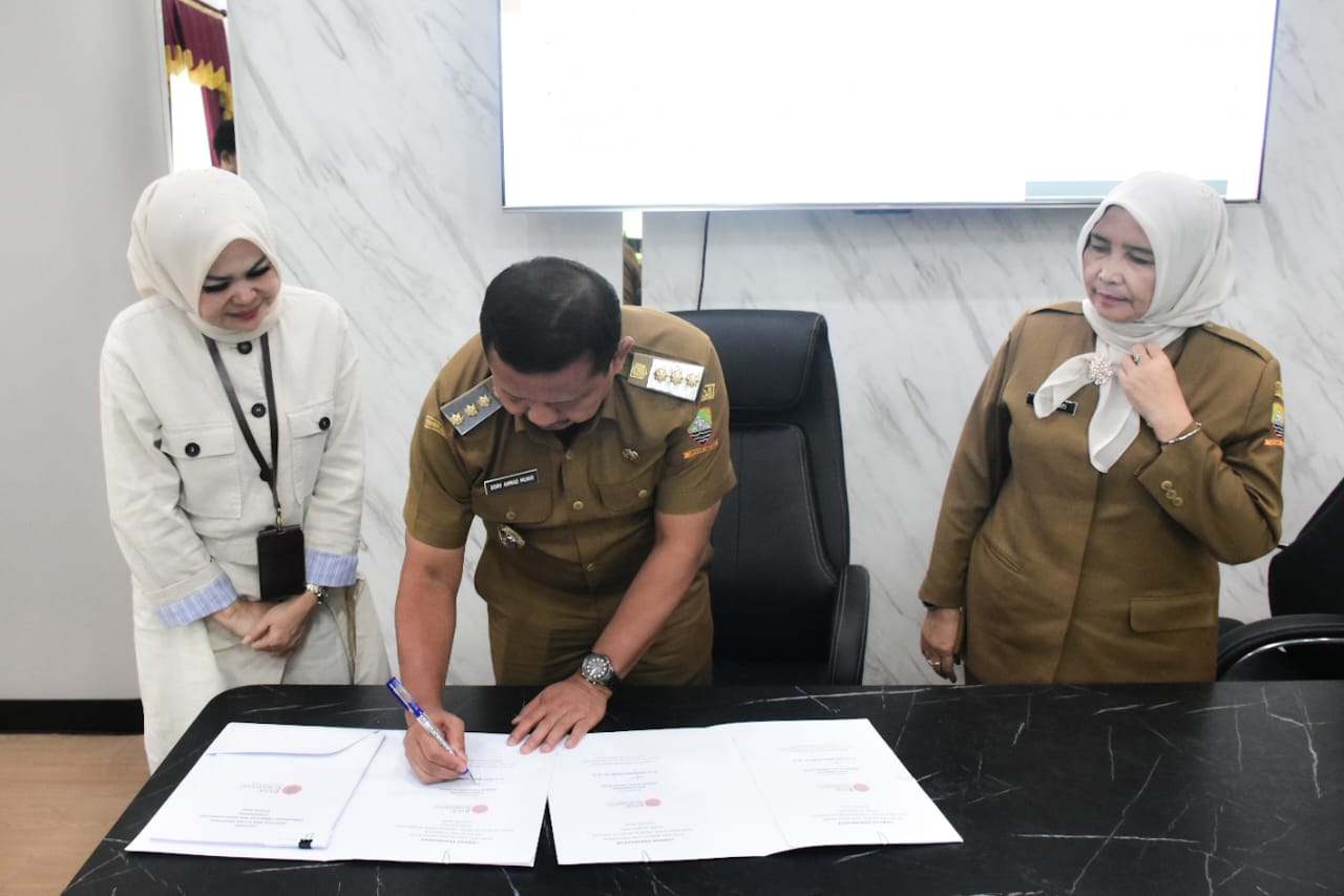 Pemerintah Kabupaten Sumedang mulai mematangkan arah pengelolaan Badan Usaha Milik Daerah (BUMD) sektor keuangan. Hal tersebut tercermin dalam Rapat Persiapan Pengesahan Rencana Kerja dan Anggaran (RKA) BPR Bank Sumedang Tahun 2026 yang dipimpin langsung oleh Bupati Sumedang H. Dony Ahmad Munir, didampingi Sekretaris Daerah Tuti Ruswati, di Ruang Rapat Bupati, Pusat Pemerintahan Sumedang (PPS) Lantai 2, Senin (15/12/2025).