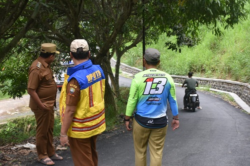 Bupati Sumedang H. Dony Ahmad Munir meninjau ruas Jalan Cipicung–Kadujaya Lebaksiuh–Cintajaya di Kecamatan Jatigede, Selasa (16/12/2025).