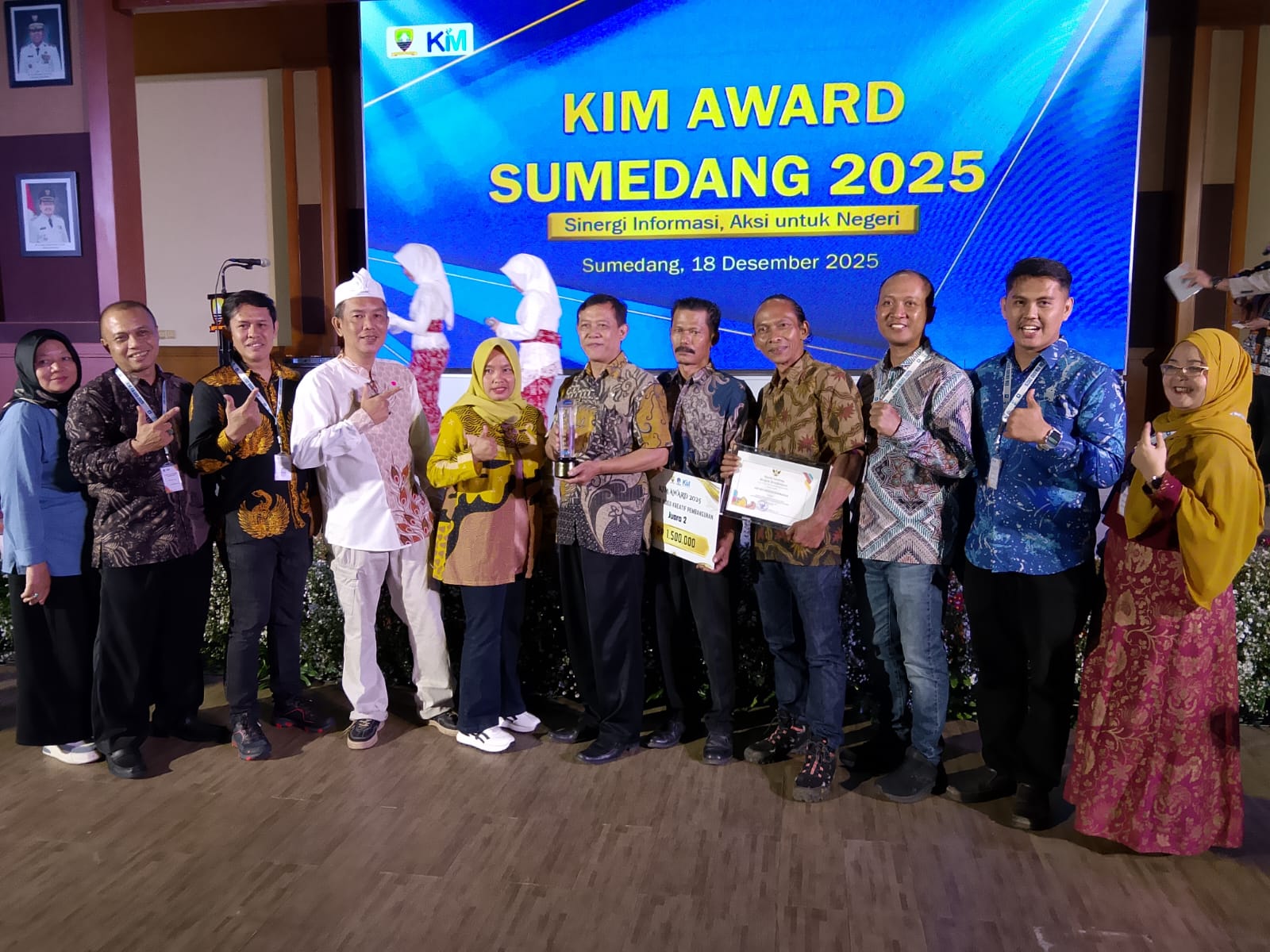 KIM Kecamatan Darmaraja yang berhasil meraih Juara 2 Kategori Video Kreatif Pembangunan KIM Award 2025, ajang yang digelar Forum KIM Sumedang bekerja sama dengan Diskominfosanditik Sumedang.