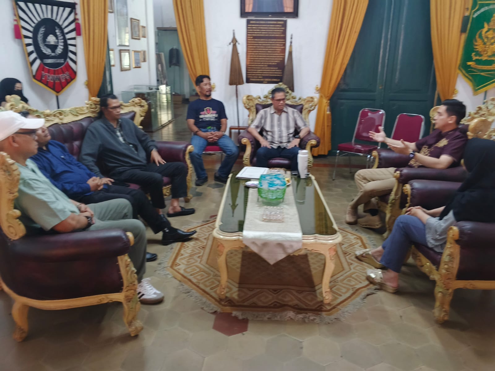 Wakil Bupati Sumedang, M. Fajar Aldila, S.H., M.Kn, bersama Sekretaris Daerah Sumedang, Dr. Hj. Tuti Ruswati, melakukan kunjungan langsung ke Yayasan Nazhir Wakaf Pangeran Sumedang (YNWPS) dan Keraton Sumedang Larang, Jumat (26/12/2025). Kunjungan ini menjadi bentuk keseriusan dan itikad baik Pemerintah Daerah Kabupaten Sumedang dalam menyikapi polemik keberadaan menara Smart Pole di kawasan lahan wakaf.