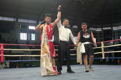 GOR Tadjimalela berubah menjadi arena penuh energi saat gelaran perdana Prabu Combat Series 2025 resmi dibuka oleh Bupati Sumedang Dony Ahmad Munir, Minggu (30/11/2025).