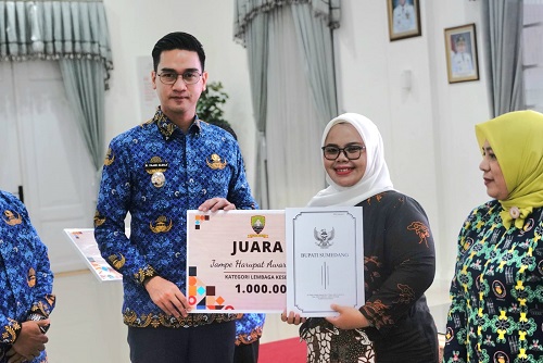 Dinas Kependudukan dan Pencatatan Sipil (Disdukcapil) Kabupaten Sumedang memberikan penghargaan kepada para bidan dan lembaga pelayanan kesehatan yang berkontribusi aktif dalam mendukung inovasi Jampe Harupat, melalui pengajuan layanan administrasi kependudukan terbanyak. Penghargaan tersebut diserahkan langsung oleh Wakil Bupati Sumedang M. Fajar Aldila pada kegiatan Evaluasi Jampe Harupat Tahun 2025 yang digelar pada Rabu (17/12/2025).