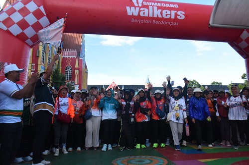 Bupati Sumedang Dony Ahmad Munir mengajak masyarakat untuk terus bergerak dan melangkah bersama membangun Sumedang melalui gaya hidup sehat. Hal tersebut disampaikannya sebelum mengibarkan bendera start Jatinangor Walkers Fest 2025 bertajuk “Eksplore Jatinangor, Ngaprak ka Janspark” di Janspark, Jatinangor, Sabtu (27/12/2025).