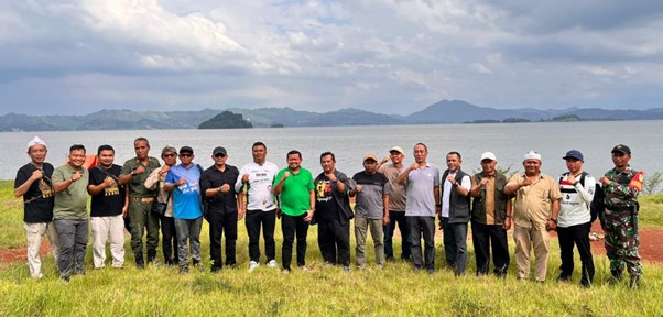Bupati Sumedang Dony Ahmad Munir mengunjungi Kampung Buricak Burinong yang berada di Dusun Cisema, Desa Pakualam, Kecamatan Darmaraja, Minggu (28/12/2025). Kunjungan tersebut dilakukan untuk meninjau langsung kondisi kawasan wisata yang sebelumnya telah dibangun dan direncanakan kembali difungsikan secara optimal.