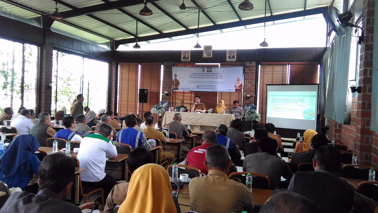 Wakil Bupati Sumedang, M. Fajar Aldila, menghadiri sekaligus memberikan pengarahan dalam kegiatan Sosialisasi Pembentukan dan Pelatihan Tim Satgas Pendampingan dan Fasilitator Penanganan Rumah dan PSU Pasca Bencana, yang digelar oleh Dinas Perumahan, Kawasan Permukiman dan Pertanahan (Perkim) Kabupaten Sumedang, Senin (08/12/2025) di Shappire City Park Sumedang.