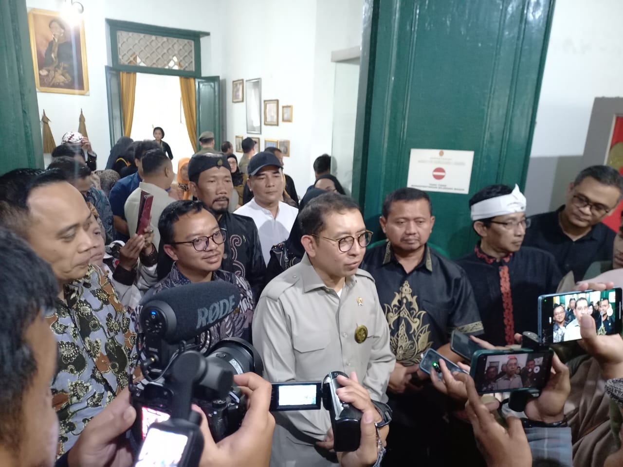 Menteri Kebudayaan Republik Indonesia, Fadli Zon, melakukan kunjungan kerja ke Kabupaten Sumedang dengan mengunjungi empat lokasi bersejarah, yakni Situs Gunung Kunci, Situs Gunung Palasari, Makam Cut Nyak Dien, serta Museum Srimanganti Karaton Sumedang Larang, Sabtu (17/01/2026).