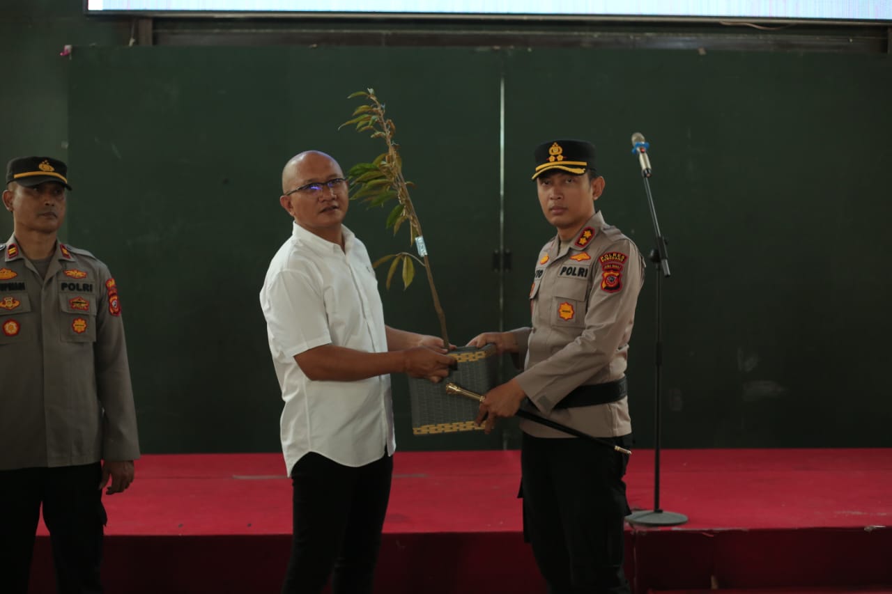 Kapolres Sumedang, AKBP Sandityo Mahardika secara simbolis menyerahkan bibit pohon, Rabu (7/1/2026)
