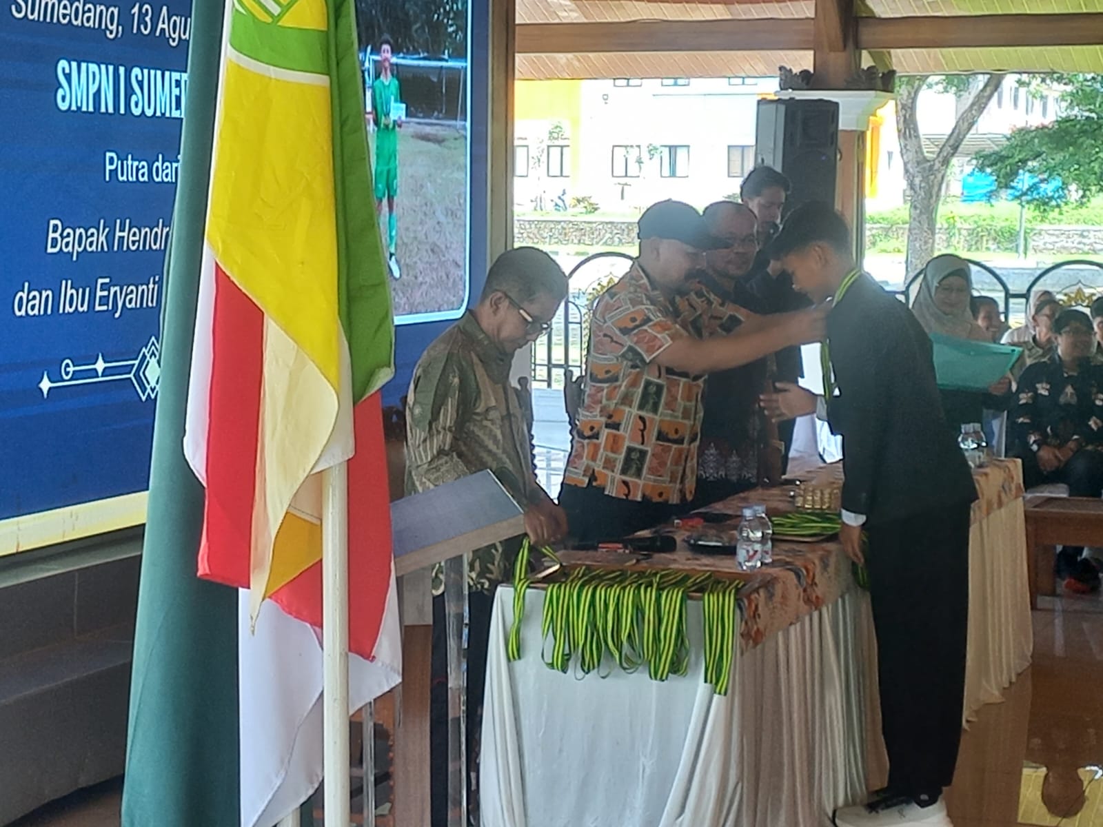 Sekolah Sepak Bola (SSB) AROFA Sumedang menggelar Wisuda Kelompok Usia 2012 di Pendopo Pusat Pemerintahan Sumedang, Sabtu (31/01/2026).