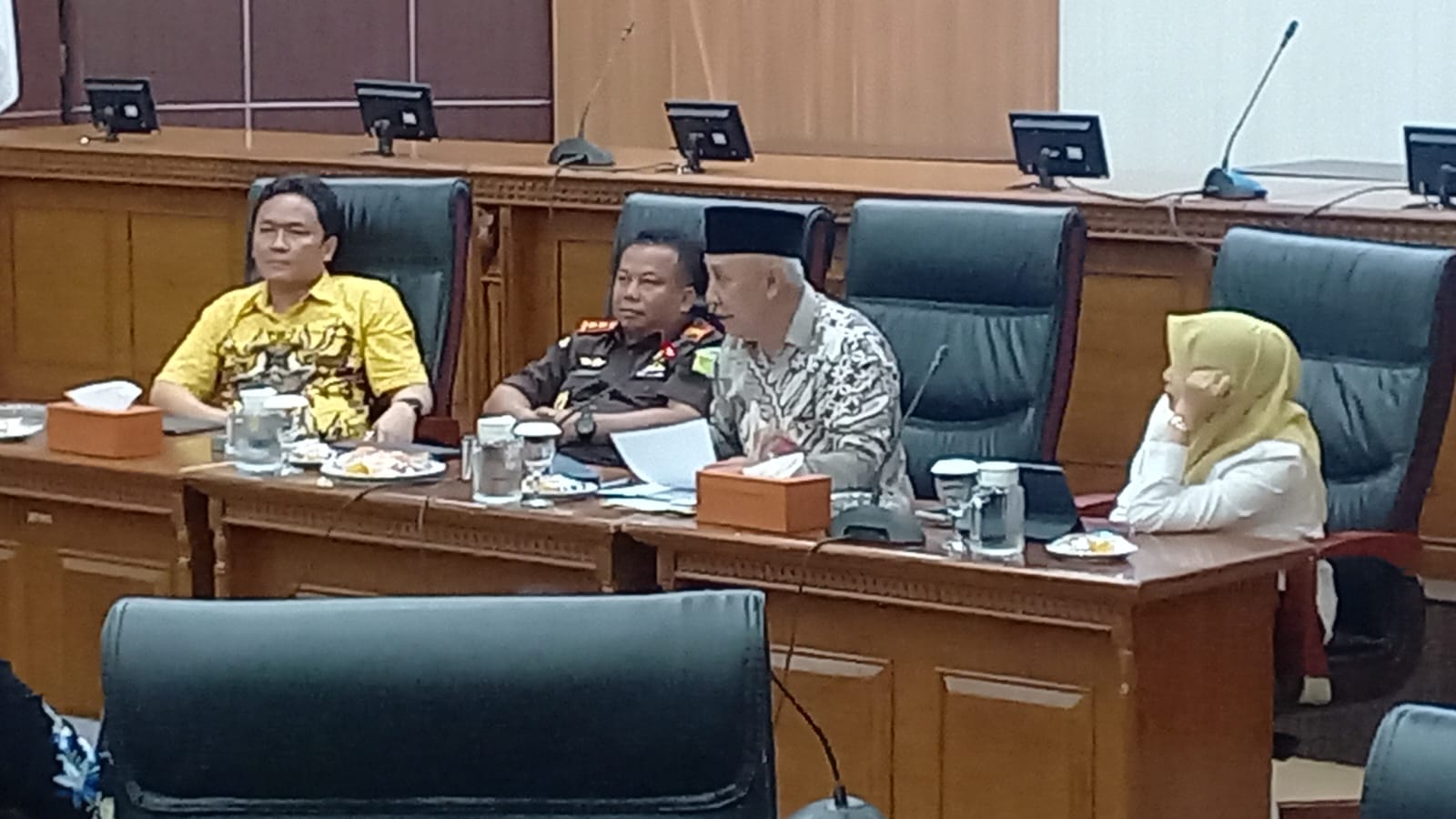 DPRD Kabupaten Sumedang menggelar audiensi bersama warga terdampak lahan pembangunan Bendungan Cipanas terkait tindak lanjut hasil pertemuan sebelumnya pada 12 Januari lalu. Kegiatan tersebut berlangsung di Ruang Paripurna DPRD Sumedang, Rabu (18/02/2026).