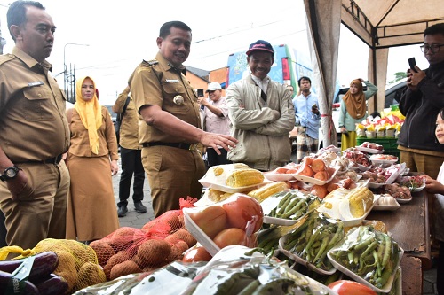Dinas Koperasi, Usaha Kecil, Menengah, Perdagangan dan Perindustrian (DiskopUKMPP) Kabupaten Sumedang bersama pelaku UMKM menggelar Bazar Ramadan di Pusat Oleh-Oleh Bojong Jatimulya, Senin (23/2/2026).