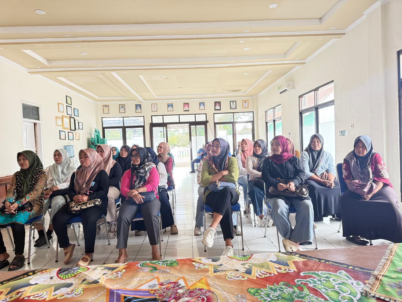 Pemerintah Kecamatan Cisarua menggelar pelatihan tata boga bagi pelaku Usaha Mikro, Kecil, dan Menengah (UMKM) di Aula Kantor Kecamatan Cisarua, Kabupaten Sumedang, Jumat (06/03/2026).