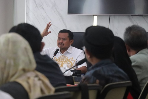 Bupati Sumedang Dony Ahmad Munir saat menerima audiensi Forum Komunikasi Mitra MBG (FKM MBG) Sumedang di Ruang Rapat Bupati, Selasa (3/3/2026).