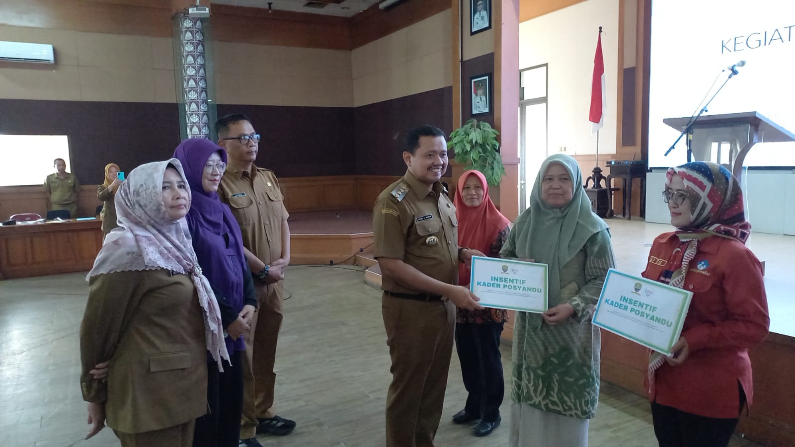 Ribuan kader Posyandu di Kabupaten Sumedang menerima insentif dari Pemerintah Kabupaten Sumedang pada kegiatan Peningkatan Kapasitas Kader Posyandu dalam Pendampingan Ibu Hamil yang digelar di Aula Tampomas PPS, Senin (09/03/2026).