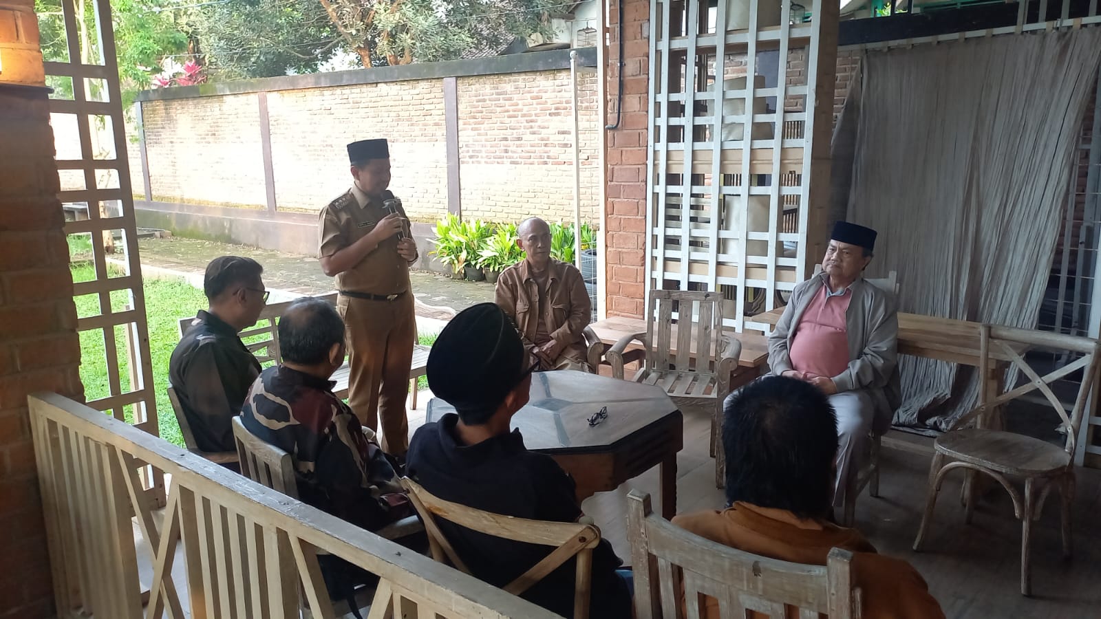 Keluarga besar Angkatan Muda Siliwangi (AMS) Distrik Kabupaten Sumedang menggelar kegiatan buka puasa bersama yang dihadiri Dony Ahmad Munir serta jajaran pengurus dan anggota AMS. Kegiatan tersebut berlangsung di Cafe Sapphire City Park, Senin (09/03/2026).