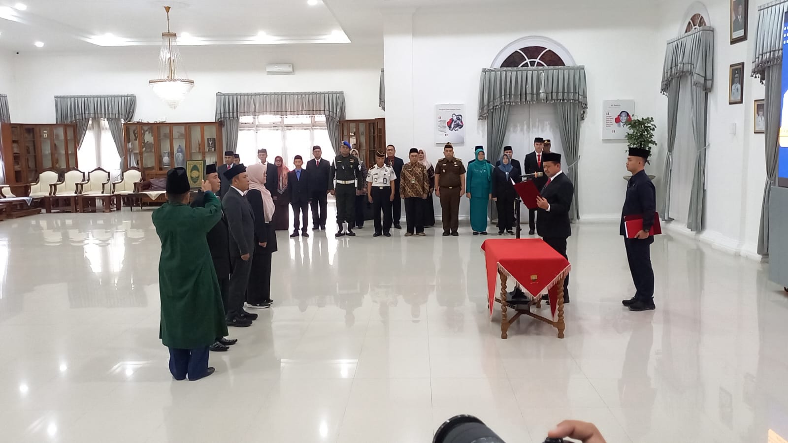 Dony Ahmad Munir melantik tiga pejabat pimpinan tinggi pratama (Eselon II) di lingkungan Pemerintah Daerah Kabupaten Sumedang, Jumat (06/03/2026).