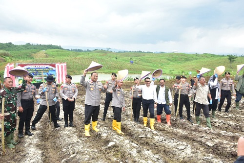 Polda Jawa Barat melaksanakan kegiatan Penanaman Jagung Serentak Kuartal I Tahun 2026 sebagai bagian dari dukungan terhadap program swasembada pangan nasional di Desa Palabuan, Sabtu (7/3/2026).