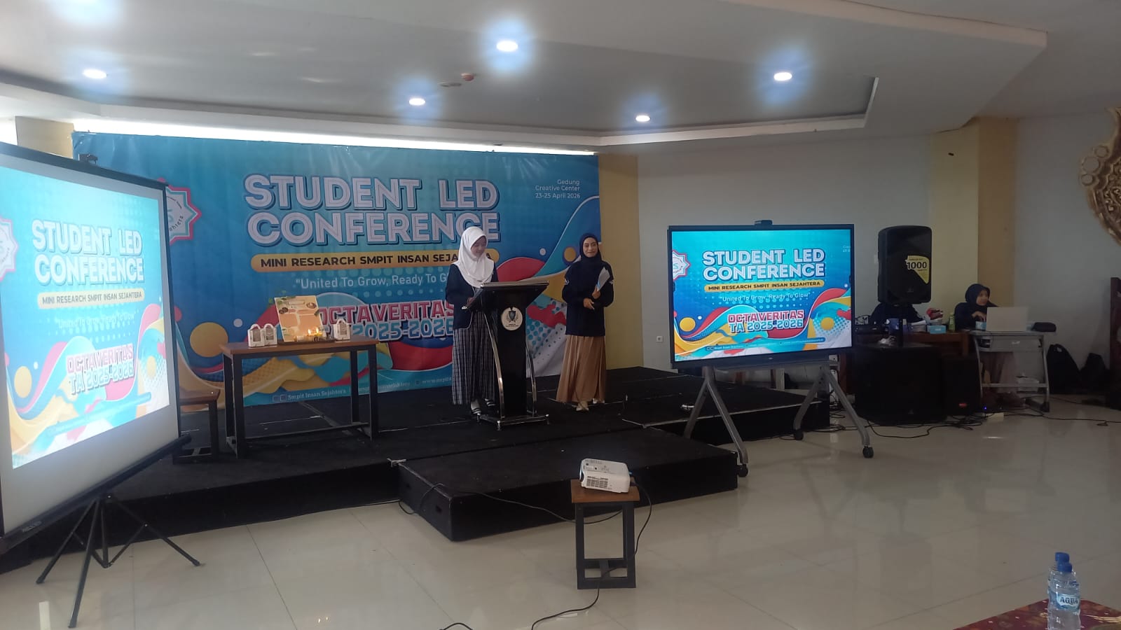 Kegiatan Student Led Conference Mini Research digelar oleh SMP IT Insan Sejahtera di Sumedang Creative Center, Kamis (23/04/2026). Acara tersebut secara resmi dibuka oleh Kepala Bidang (Kabid) SMP pada Dinas Pendidikan Kabupaten Sumedang, Dadang Setiawan.