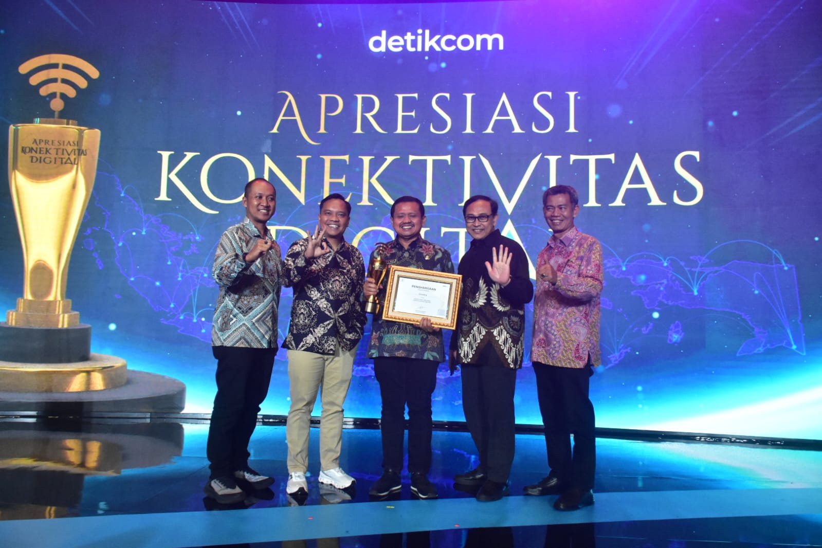 Penghargaan diserahkan langsung oleh Direktur Utama detikcom, Abdul Aziz, kepada Bupati Sumedang Dony Ahmad Munir di Golden Ballroom, The Sultan Hotel & Residence Jakarta, Jumat (17/4/2026).