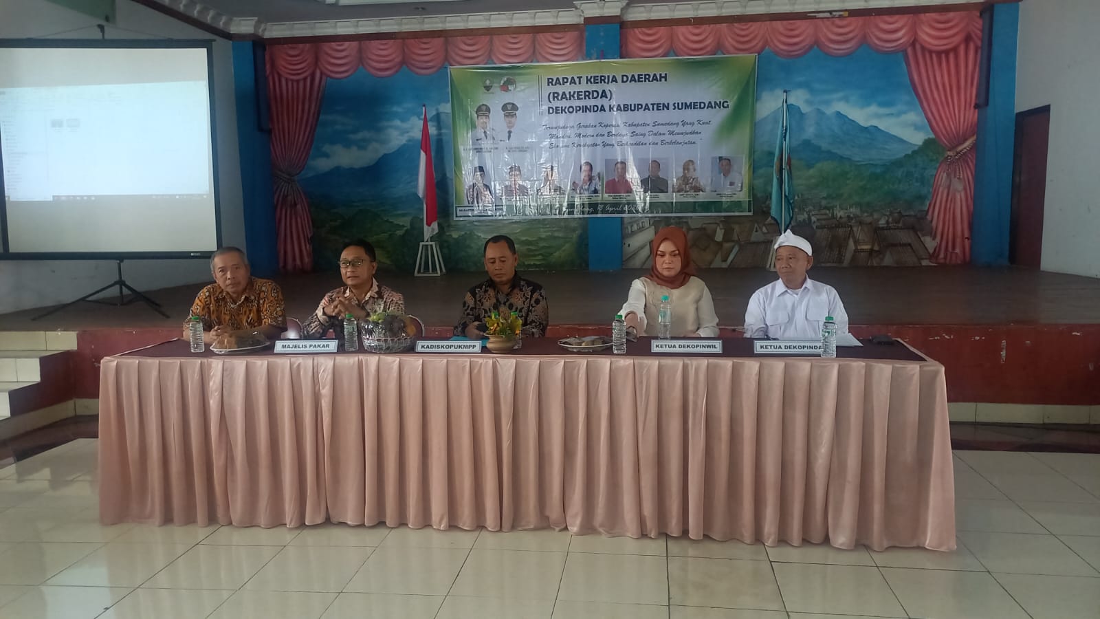 Dewan Koperasi Indonesia Daerah Kabupaten Sumedang menggelar Rapat Kerja Daerah (Rakerda) dengan mengusung tema “Terwujudnya Gerakan Koperasi Kabupaten Sumedang yang Kuat, Mandiri, Modern dan Berdaya Saing dalam Mewujudkan Ekonomi Kerakyatan yang Berkeadilan dan Berkelanjutan.” Kegiatan ini berlangsung di Aula Kopkar PT PLN (Persero) Sumedang, Sabtu (18/04/2026).