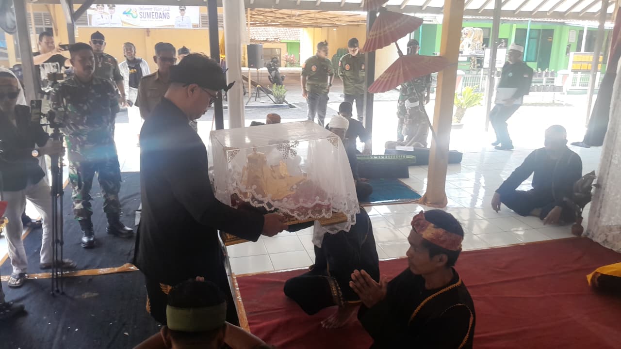 Keraton Sumedang Larang memulai rangkaian kegiatan Kirab Mahkota Kemaharajaan Sunda dengan melakukan amitan atau permohonan restu ke kasepuhan di Témbong Agung, Darmaraja, pada Senin pagi, 20 April 2026.