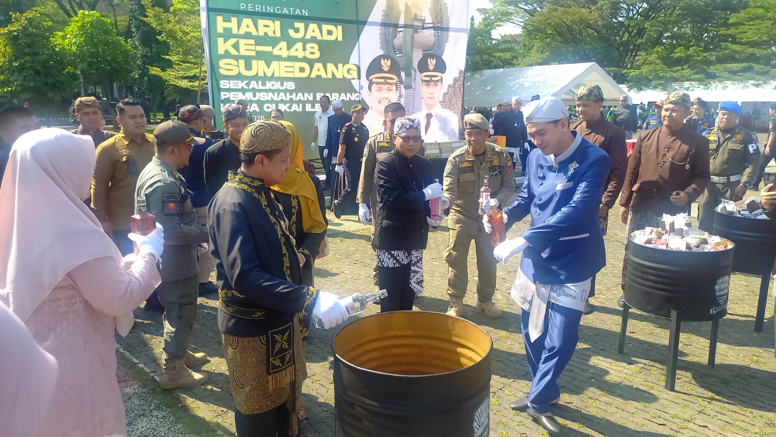 Bupati Sumedang, Dony Ahmad Munir, bertindak sebagai inspektur upacara dalam peringatan Hari Jadi Sumedang ke-448 Tahun 2026. Upacara berlangsung khidmat di Lapangan Upacara PPS Kabupaten Sumedang pada Senin (20/04/2026), dengan nuansa kearifan lokal yang kental melalui penggunaan pakaian adat Sunda oleh para peserta, termasuk Bupati.