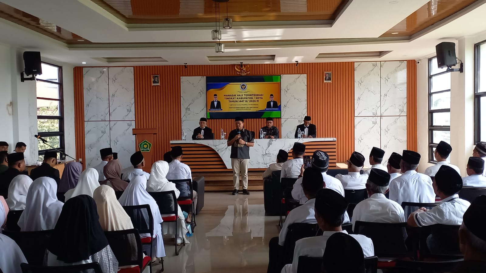 Dony Ahmad Munir menghadiri sekaligus memberikan pengarahan dalam kegiatan Manasik Haji Terintegrasi Tingkat Kabupaten/Kota Tahun 1447 H/2026 M yang mengusung tema “Haji Ramah Lansia, Disabilitas, dan Perempuan”. Kegiatan tersebut berlangsung di Aula Kantor Kementerian Haji dan Umrah Kabupaten Sumedang, Kamis (02/04/2026).