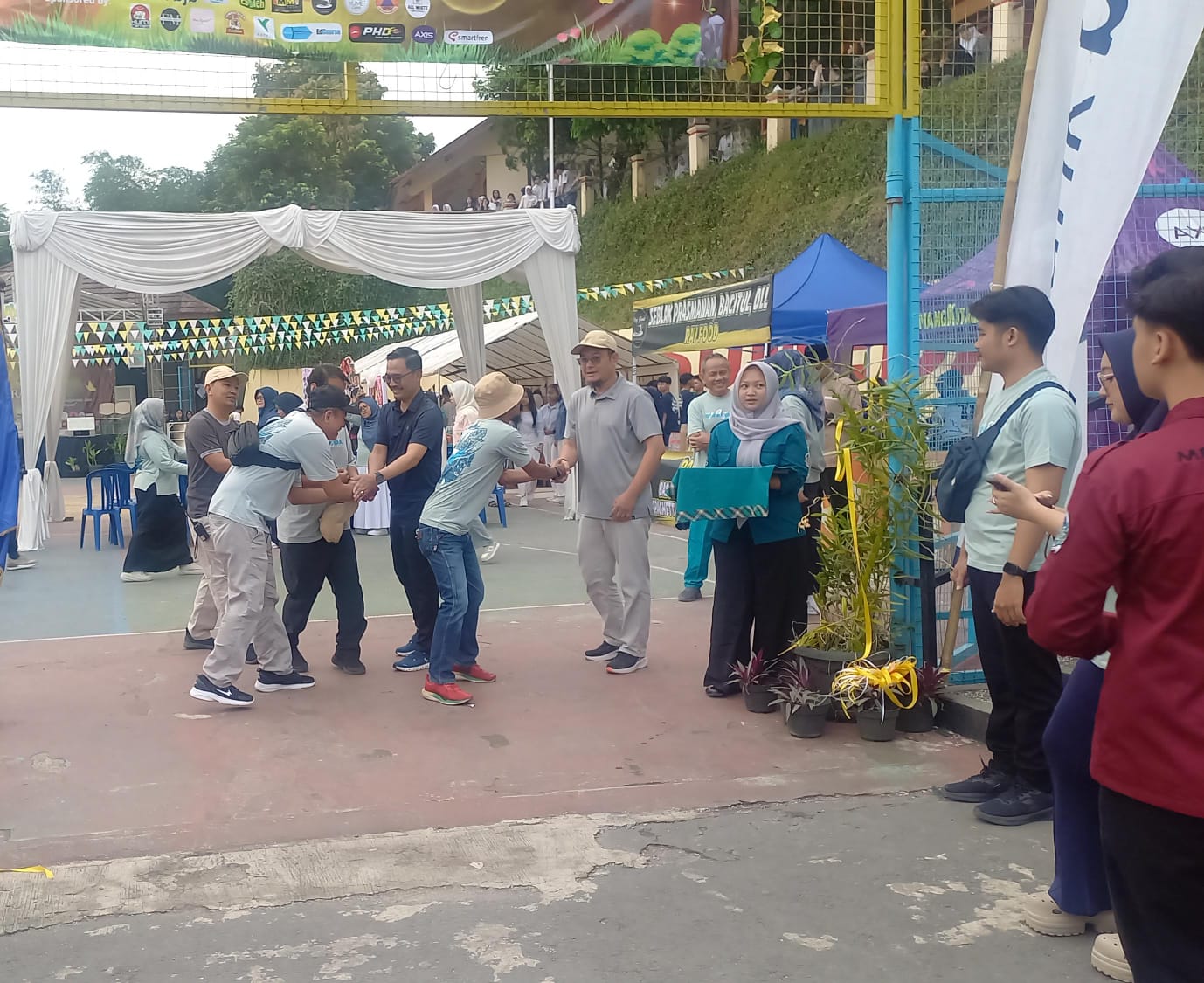Kepala Dinas Pendidikan Kabupaten Sumedang, Eka Ganjar Kurniawan, menghadiri sekaligus memberikan pengarahan dalam kegiatan Ecowalk yang menjadi bagian dari rangkaian peringatan Hari Ulang Tahun ke-38 SMAN 2 Sumedang. Kegiatan tersebut dilaksanakan di lingkungan kampus sekolah dan diikuti oleh siswa, guru, serta tamu undangan.