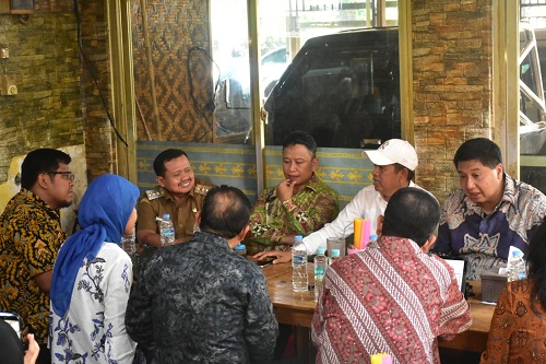 BUPATI Sumedang Dony Ahmad Munir menghadiri Rapat Koordinasi (Rakor) Percepatan Program Perumahan Rakyat, termasuk Bedah Rumah dan Bantuan Stimulan Perumahan Swadaya (BSPS). Rakor digelar bersama Menteri Perumahan dan Kawasan Permukiman (PKP) Maruarar Sirait dan Gubernur Jawa Barat Dedi Mulyadi di Jakarta, Selasa (31/3/2026).
