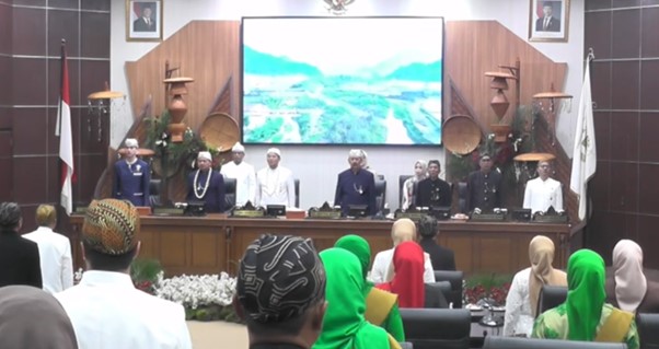 Dewan Perwakilan Rakyat Daerah (DPRD) Kabupaten Sumedang menggelar Rapat Paripurna dalam rangka memperingati Hari Jadi ke-448 Kabupaten Sumedang yang jatuh pada Rabu, 22 April 2026. Kegiatan berlangsung khidmat dengan dihadiri unsur pimpinan daerah, anggota DPRD, serta tamu undangan.