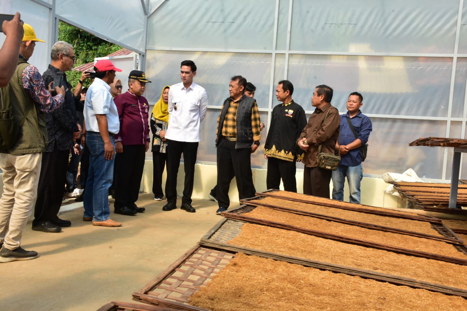 Wakil Bupati Sumedang, M. Fajar Aldila menyerahkan bantuan sarana dan Prasarana pendukung usaha tani, bertempat di Kelompok Tani Mandiri Dusun Cibogo Desa Sukasari, Kamis (30/4/2026).