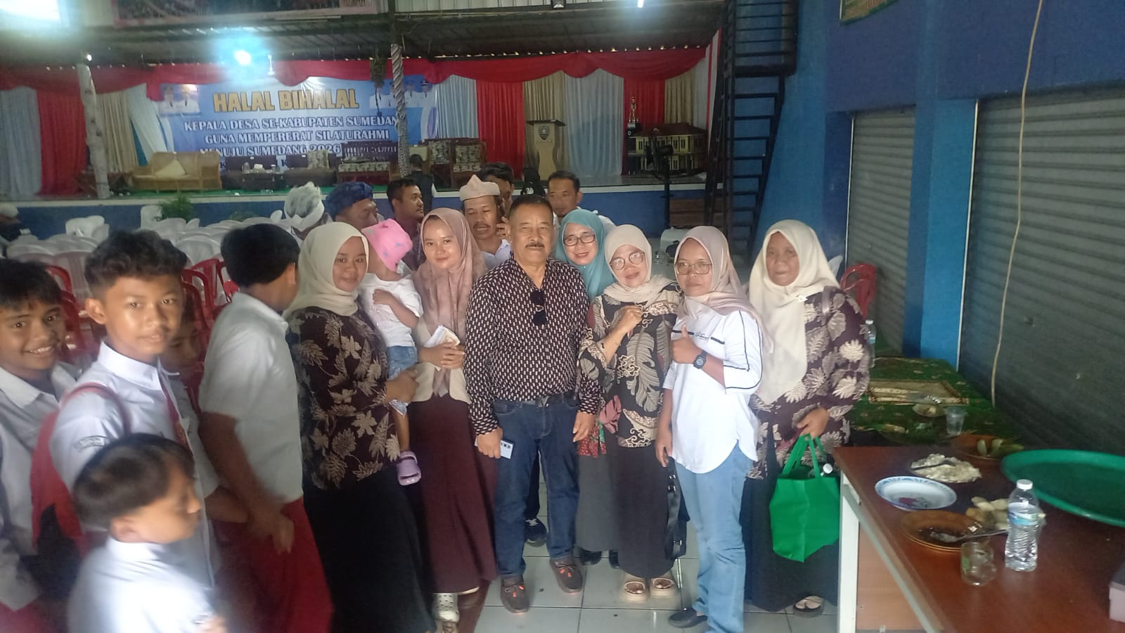 Kegiatan Halal Bihalal Kepala Desa se-Kabupaten Sumedang yang digelar di Gedung Serba Guna Tegar Beriman, Desa Cikoneng Kulon, Kecamatan Ganeas, Kamis (23/04/2026), berlangsung hangat dan penuh kebersamaan.