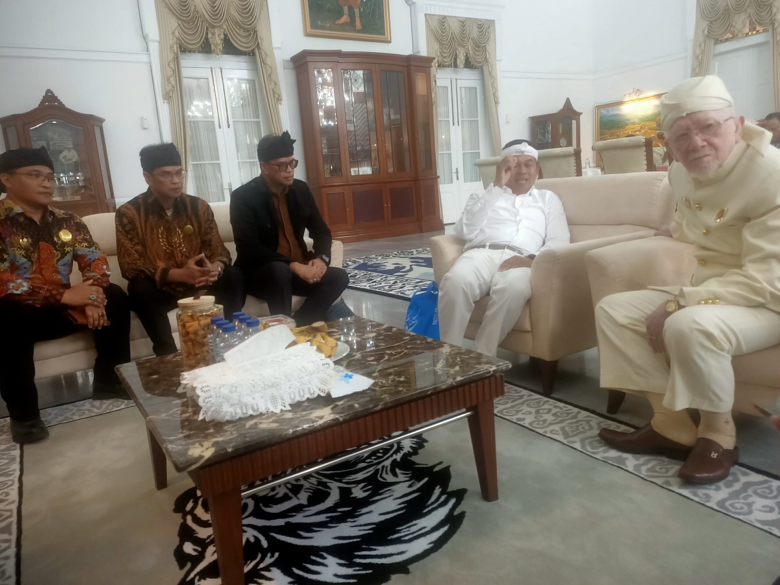 Rapat koordinasi persiapan Milangkala Tatar Sunda 2026 yang dilaksanakan di Gedung Pakuan, Selasa (28/4/2026). Rapat dipimpin langsung oleh Gubernur Jawa Barat Dedi Mulyadi, didampingi Sekretaris Daerah Provinsi Jawa Barat Herman Suryatman, serta dihadiri Bupati Sumedang dan jajaran Karaton Sumedang Larang.