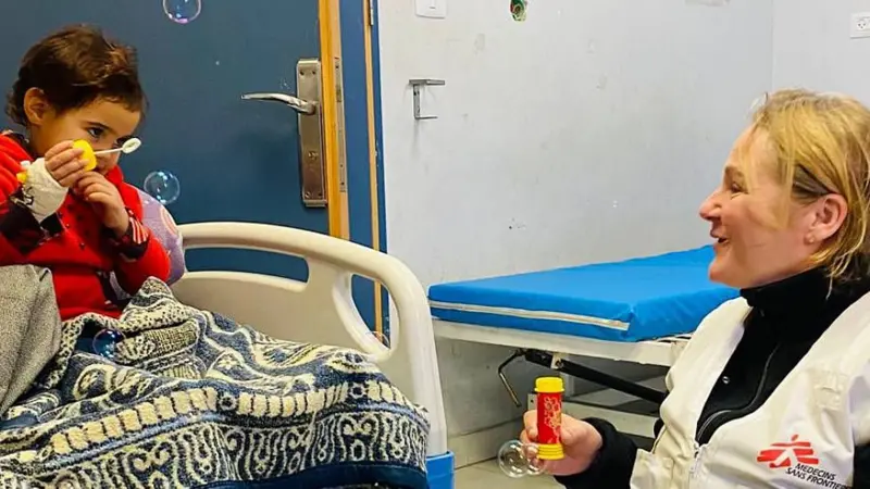 Katrin Glatz Brubakk meniup gelembung bersama Maria, bocah tiga tahun, di Rumah Sakit Nasser di Gaza selatan.