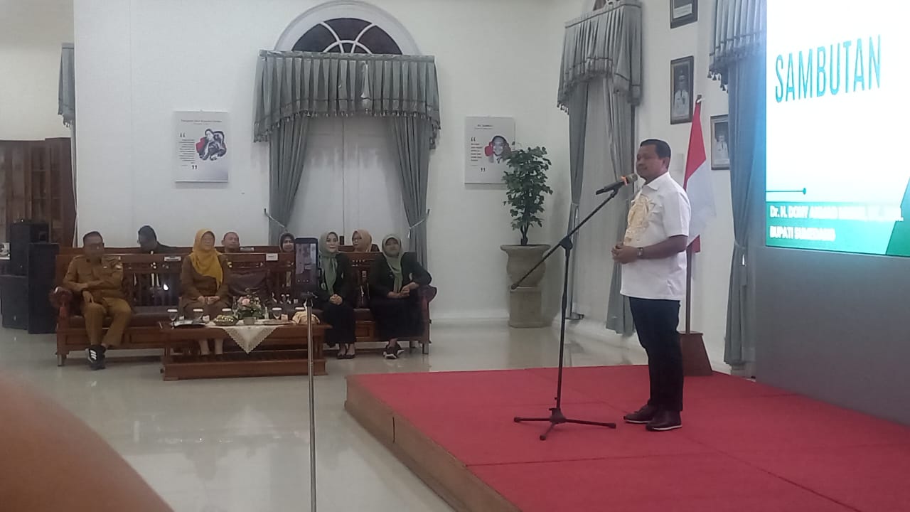 Bupati Sumedang Dony Ahmad Munir menghadiri sekaligus memberikan pengarahan pada pelantikan Pengurus Dewan Pimpinan Cabang (DPC) Akselerasi Puskesmas Indonesia (APKESMI) Kabupaten Sumedang masa bakti 2026–2031 di Gedung Negara Sumedang, Selasa (19/05/2026).