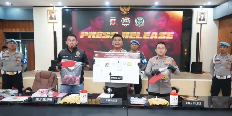 Jajaran Satuan Reserse Kriminal Polres Cianjur berhasil mengungkap kasus pembunuhan terhadap seorang anak perempuan berinisial SH (16) yang ditemukan meninggal dunia di rumahnya di Kampung Sindangsari, Desa Ciramagirang, Kecamatan Cikalongkulon, Kabupaten Cianjur.
