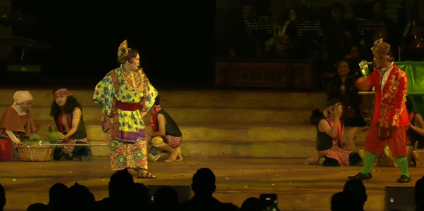 Drama Musikal Kolosal Pajajaran Gugat karya sutradara sekaligus budayawan Sujiwo Tejo digelar di Halaman Gedung Sate, Minggu malam (17/05/2026), dalam rangka memperingati Hari Jadi Tatar Sunda.