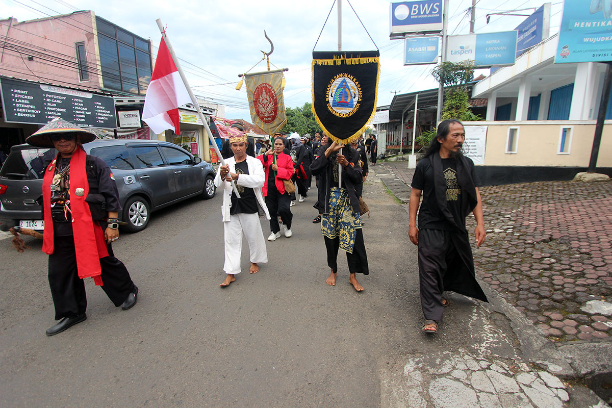 Mengawali rangkaian Milangkala Tatar Sunda serta peringatan Hari Jadi ke-448 Sumedang, Keraton Sumedang Larang bersama Masyarakat Adat Darmaraja dan Pemerintah Kecamatan Darmaraja menggelar Kirab Panji Sumedang Larang, Jumat (1/5/2026).