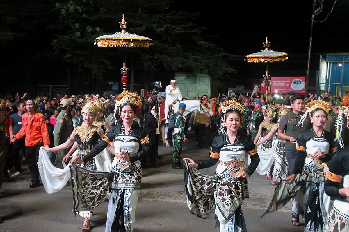 Ribuan warga tumpah ruah memadati sepanjang rute Kirab Budaya Milangkala Tatar Sunda yang digelar di Kabupaten Sumedang, Sabtu (2/5/2026). Masyarakat dari berbagai kalangan tampak antusias menyaksikan prosesi kirab yang sarat nilai sejarah dan budaya.