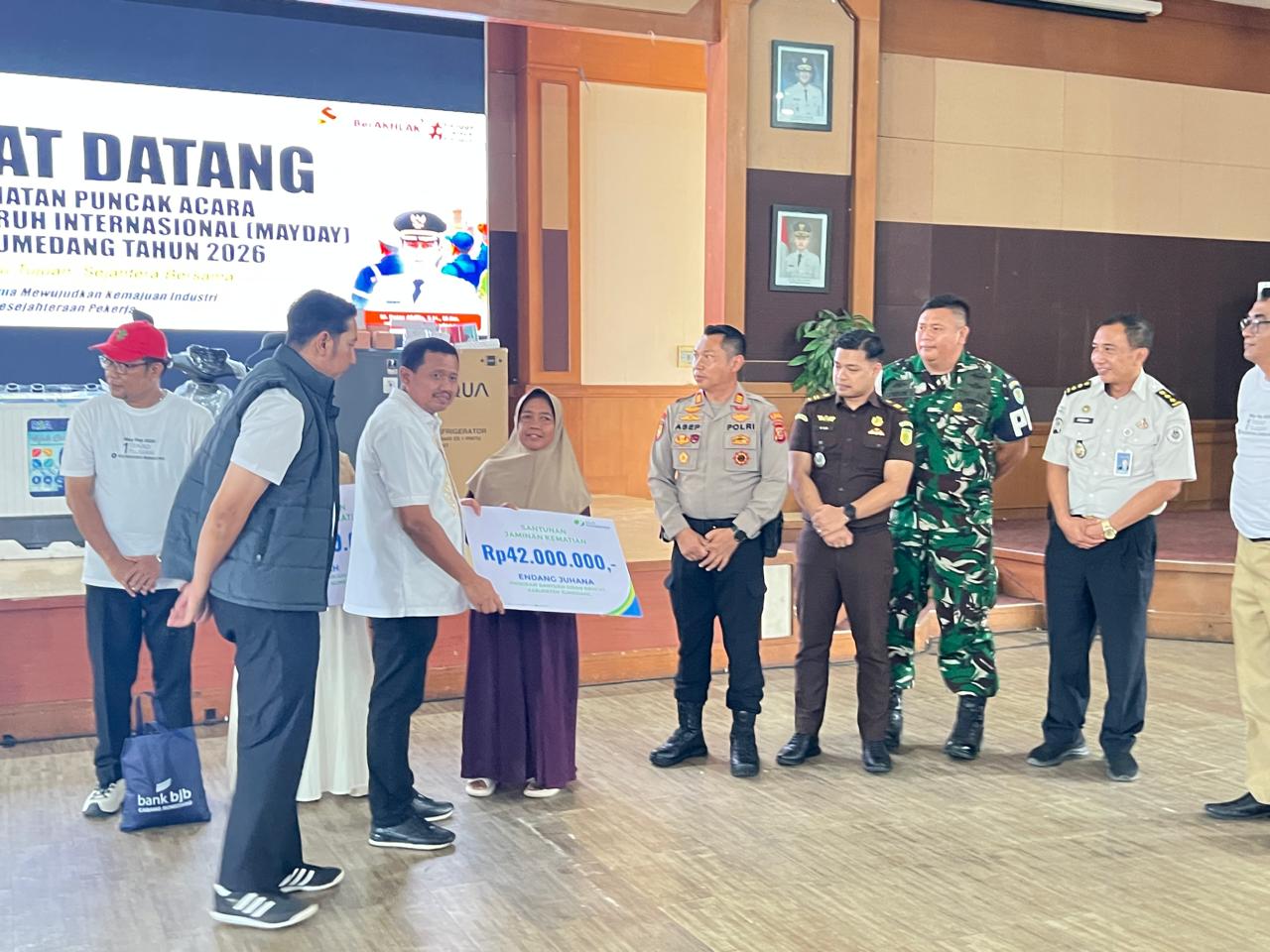 Peringatan Hari Buruh Internasional (May Day) 2026 di kawasan IPP Sumedang berlangsung aman, tertib, dan penuh semangat kebersamaan. Momentum ini dimanfaatkan untuk memperkuat komitmen perlindungan jaminan sosial ketenagakerjaan melalui kolaborasi pemerintah daerah, perusahaan, serikat pekerja, dan BPJS Ketenagakerjaan.
