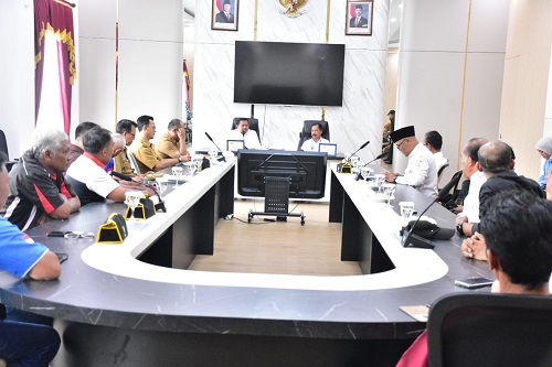 Awak angkutan umum yang tergabung dalam ORGANDA Kabupaten Sumedang menyampaikan berbagai aspirasi terkait penyelenggaraan transportasi kepada Bupati Sumedang Dony Ahmad Munir di Ruang Rapat Bupati PPS Lantai 2, Senin (18/05/2026).
