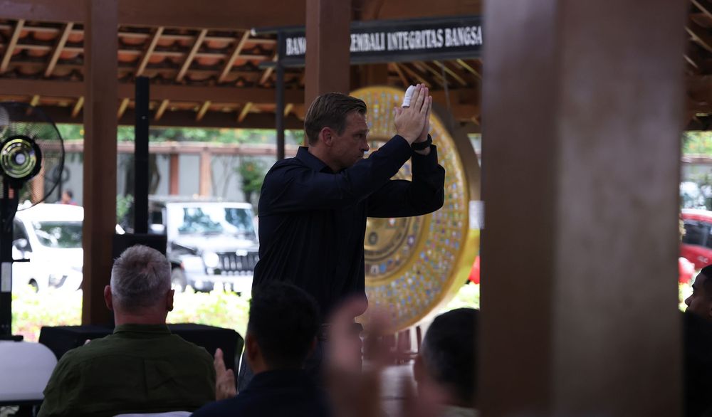 Persib Bandung resmi menunjuk Igor Tolic sebagai pelatih kepala untuk menghadapi musim kompetisi baru. Pelatih asal Kroasia tersebut akan melanjutkan tugas yang sebelumnya diemban Bojan Hodak.