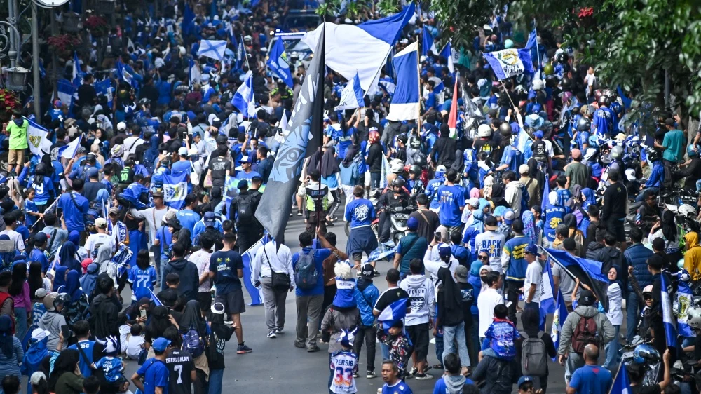 ersib Bandung berpeluang besar memastikan gelar juara BRI Super League 2025/26 saat menghadapi Persijap Jepara di Stadion Gelora Bandung Lautan Api (GBLA), Sabtu (23/05/2026). Jika berhasil mengamankan minimal satu poin, Persib dipastikan menjadi juara dan rencana konvoi perayaan telah dipersiapkan bersama pemerintah daerah.