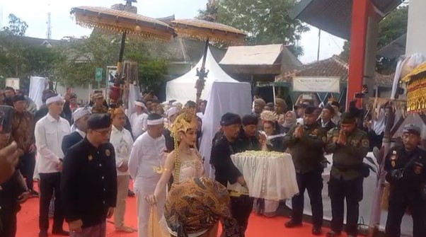 Prosesi pengembalian Mahkota Binokasih Sanghyang Pake ke Keraton Sumedang Larang berlangsung khidmat pada Senin (18/05/2026). Momen tersebut menandai berakhirnya rangkaian kirab budaya Mahkota Binokasih Tatar Sunda yang sebelumnya mengelilingi sejumlah wilayah di Jawa Barat.