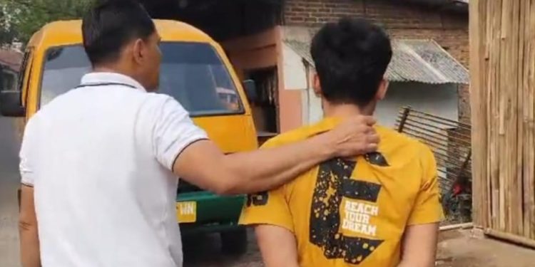 Unit Reserse Kriminal (Reskrim) Polsek Ibun Polresta Bandung berhasil mengungkap dan menangkap pelaku tindak pidana pencurian dengan pemberatan (curat) yang beraksi di dua lokasi berbeda hanya dalam waktu kurang dari empat jam, Rabu (20/05/2026). Pelaku berinisial CH alias YOYO ditangkap setelah diduga membobol kotak amal masjid dan mencuri barang milik warga di Kecamatan Ibun, Kabupaten Bandung.