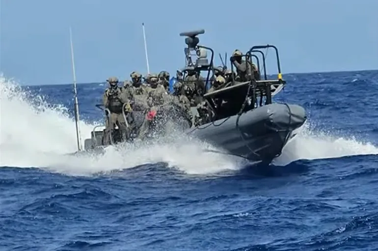 Israel mulai mendeportasi ratusan aktivis yang ditahan setelah pasukan Israel mencegat armada bantuan kemanusiaan menuju Gaza awal pekan ini. Kelompok hak asasi manusia Adalah menyebut sebagian besar dari sekitar 430 aktivis telah dipindahkan ke Bandara Ramon di Israel selatan untuk proses deportasi.