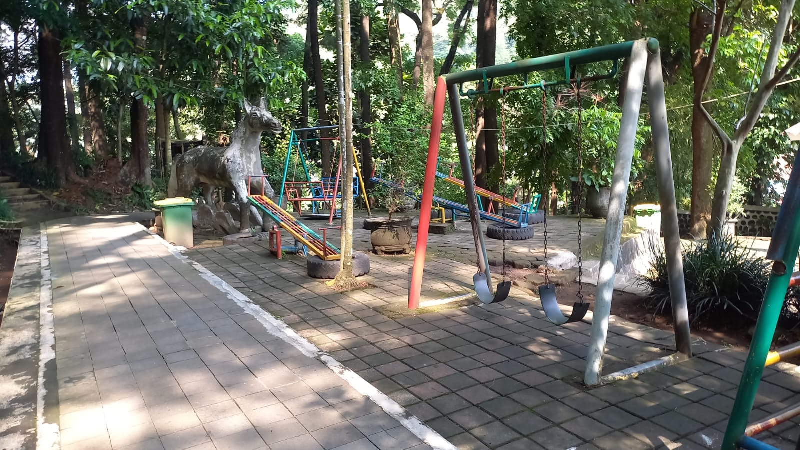 Pemerintah Kabupaten Sumedang melalui Dinas Lingkungan Hidup dan Kehutanan (DLHK) Kabupaten Sumedang akan melakukan sejumlah pembenahan di kawasan Tahura Gunung Kunci dan Tahura Palasari guna meningkatkan kenyamanan serta keselamatan pengunjung yang berwisata bersama keluarga.