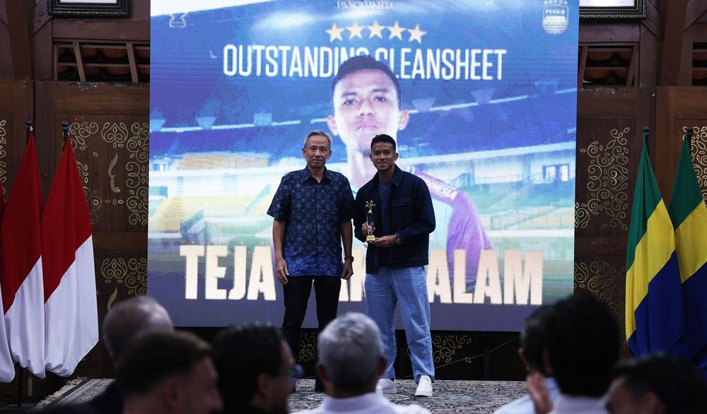 Kiper PERSIB Bandung, Teja Paku Alam, berhasil memecahkan rekor penjaga gawang dengan jumlah nirbobol terbanyak dalam satu musim setelah mencatatkan 18 clean sheet pada Super League 2025/26. Rekor tersebut melampaui catatan 17 nirbobol milik Yoo Jae-hoon yang dibuat pada Liga Super Indonesia 2013.