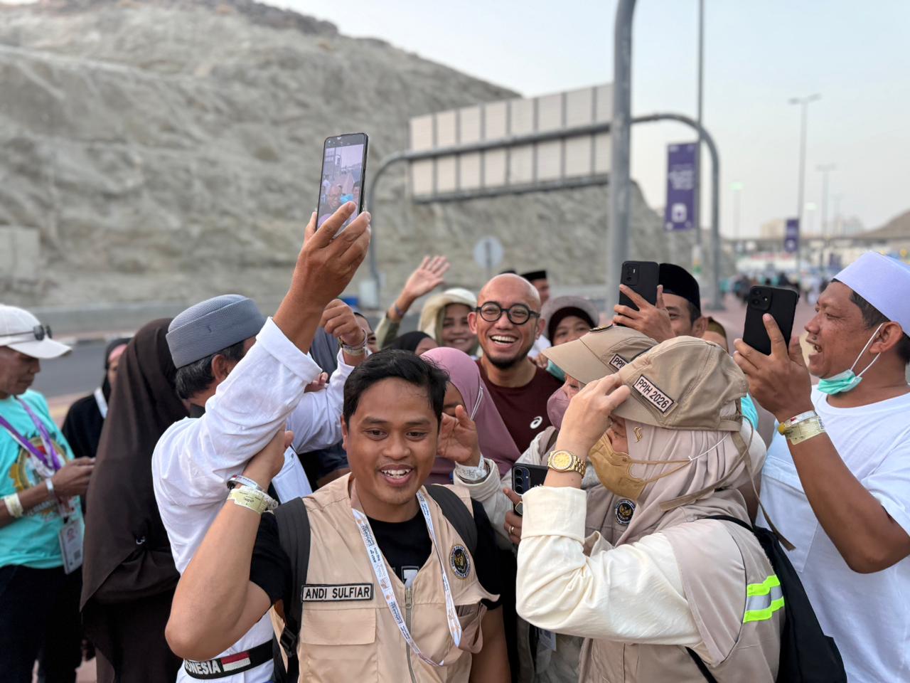 Wakil Menteri Haji dan Umrah Republik Indonesia, Dahnil Anzar Simanjuntak, menyapa sekaligus meninjau langsung kondisi jemaah haji Indonesia di kawasan Syiyah, Makkah, untuk memastikan layanan hotel, konsumsi, dan fasilitas pemondokan berjalan optimal menjelang puncak ibadah haji di Armuzna.