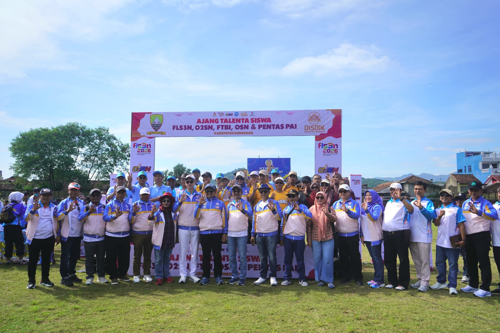 Bupati Sumedang, Dony Ahmad Munir, secara resmi membuka ajang talenta OSN, O2SN, FLS3N, dan FTBI Tahun 2026 yang digelar di Stadion Ahmad Yani, Kabupaten Sumedang, Sabtu (02/05/2026).