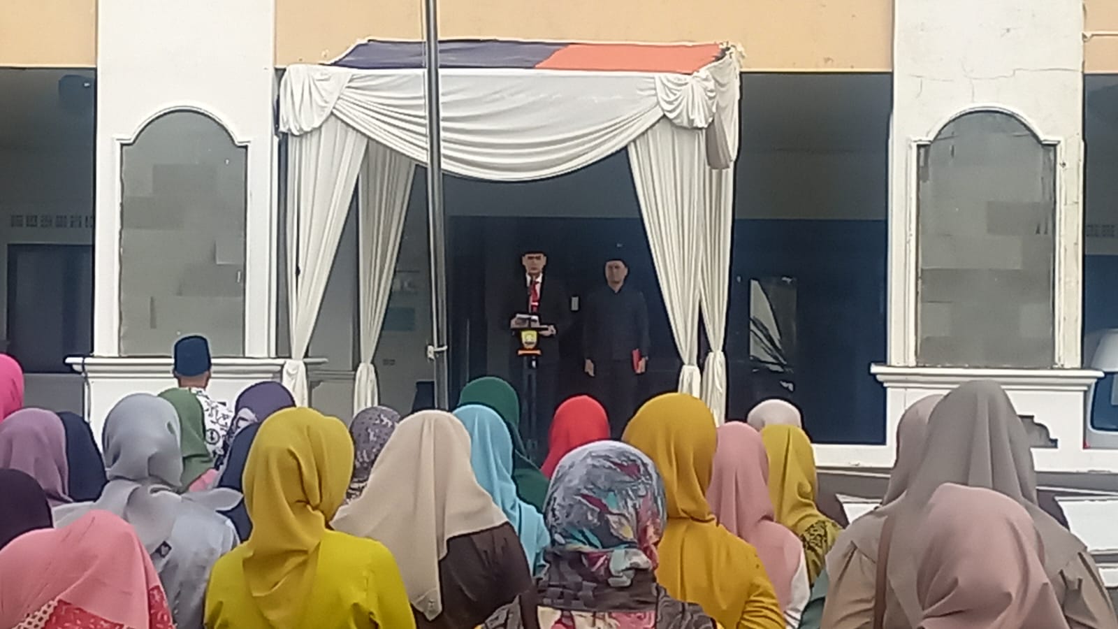 Wakil Bupati Sumedang, M. Fajar Aldila, bertindak sebagai inspektur upacara pada peringatan Hari Pendidikan Nasional (Hardiknas) Tahun 2026 tingkat Kabupaten Sumedang. Upacara digelar di Lapangan Sekretariat Daerah Kabupaten Sumedang, Senin (04/05/2026), dan diikuti unsur Forkopimda, aparatur sipil negara, tenaga pendidik, serta pelajar.